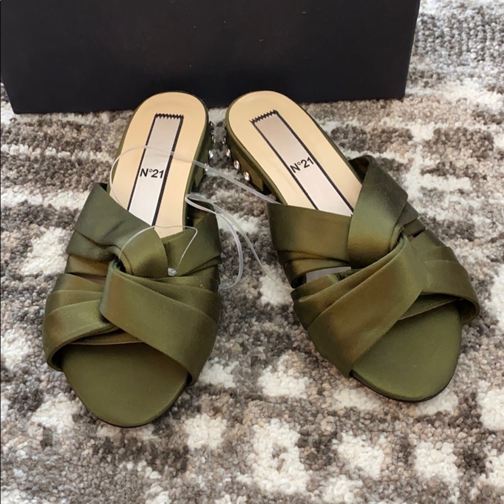 sandals N • 21